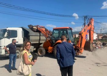 Pastrohet deponia e mbeturinave në lagjën e Romëve