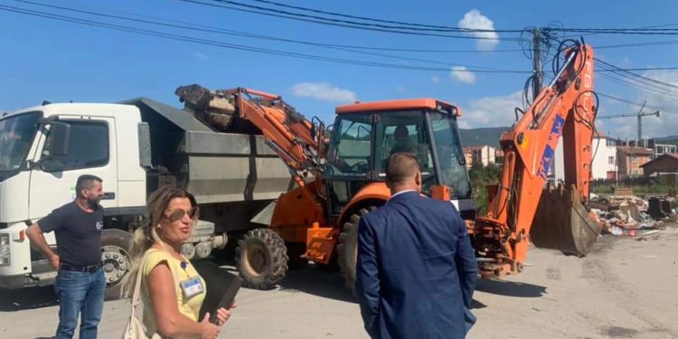 Pastrohet deponia e mbeturinave në lagjën e Romëve