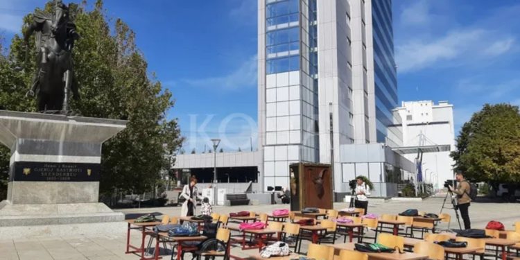 Greva në arsim, vendosen banka shkollore afër Qeverisë