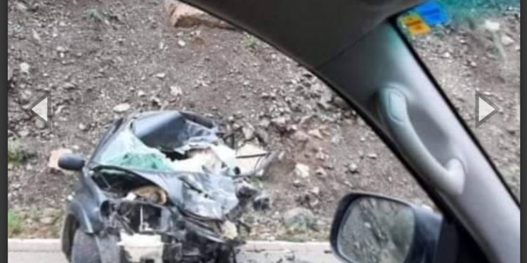 Pamje nga aksidenti i tmerrshëm që ndodhi afër Zveçanit dhe ku humbi jetën një polic