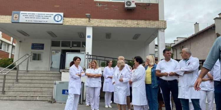 Punëtorëve të QKMF-së nuk iu dalin pagat, Makolli thotë se Qeveria po i diskriminon