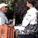 “Tu shit lemenka i fitoj veç 5 euro, me qato i mbajë 7 anëtarë të familjes”, qytetari nga Mitrovica qan nga gëzimi kur një mërgimtar i dhuron para