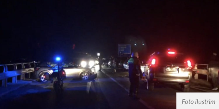 Aksident zingjiror trafiku në magjistralen Prishtinë-Mitrovicë, përfshihet një veturë e FIT-it e dy civile