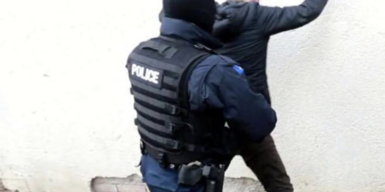 Kapet pas 5 muajsh i riu që dyshohet se ngacmoi seksualisht një 47-vjeçare në Mitrovicë, Prokurori e liron