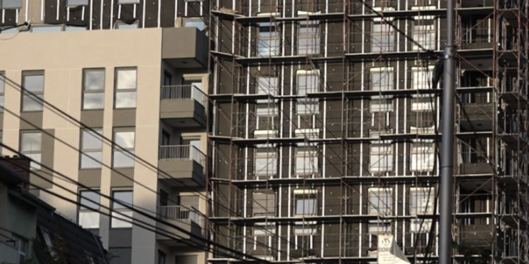Nisin hetimet ndaj pronarëve të ndërtimeve të larta në rajonin e Mitrovicës