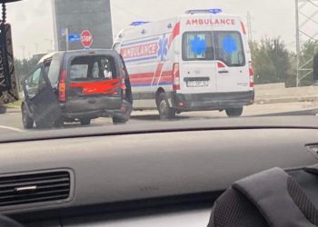 Aksident në rrugën Mitrovicë-Prishtinë, autoambulanca del në vendin e ngjarjes