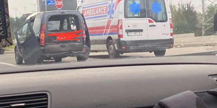 Aksident në rrugën Mitrovicë-Prishtinë, autoambulanca del në vendin e ngjarjes