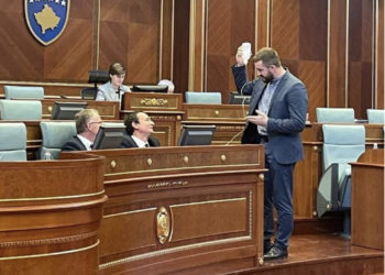 Mërgim Lushtaku i dërgon infuzion Albin Kurtit