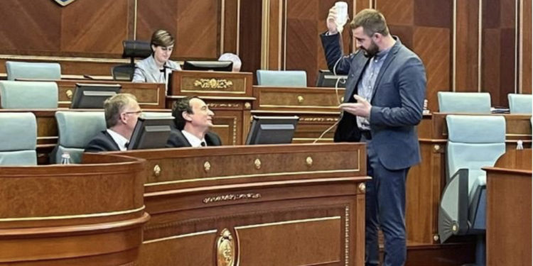 Mërgim Lushtaku i dërgon infuzion Albin Kurtit