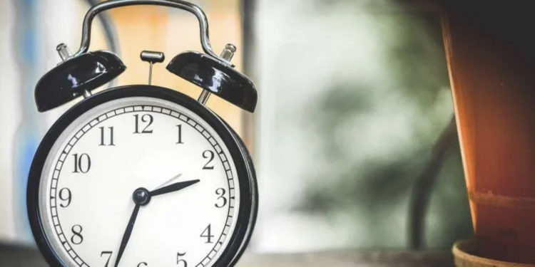 Sonte ndërron ora, akrepat lëvizin një orë prapa