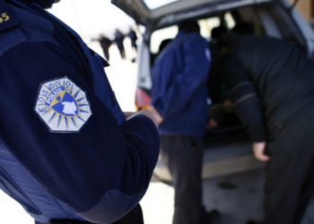 Policia kap mat të riun në Mitrovicë, ia gjejnë marihuanën në xhepa
