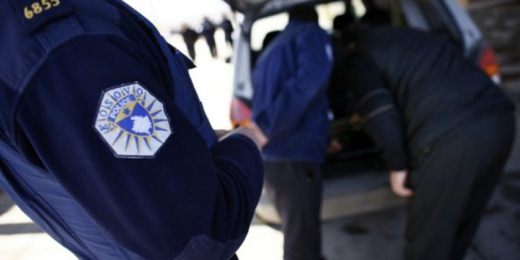Policia kap mat të riun në Mitrovicë, ia gjejnë marihuanën në xhepa