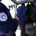 Policia kap mat të riun në Mitrovicë, ia gjejnë marihuanën në xhepa