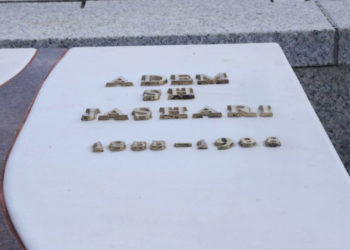 “I mora si kujtim” – Kjo është 26-vjeçarja që vodhi shkronjat nga varri i komandantit Adem Jashari
