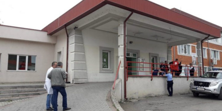 Tentim vrasje në Mitrovicë, një person përfundon në spita