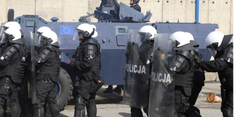 EULEX mobilizohet pas paralajmërimit për barrikada – Mbi 100 policë stacionohen në Mitrovicës e Veriut