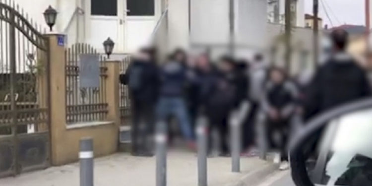 Rrahje masive me shufra metalike mes nxënësve në Mitrovicë, tre në arrati e dy për spital