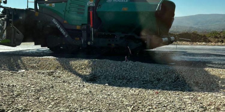 Lajm i mirë: Po vazhdon asfaltimi në një pjesë të magjistrales Mitrovicë-Prishtinë