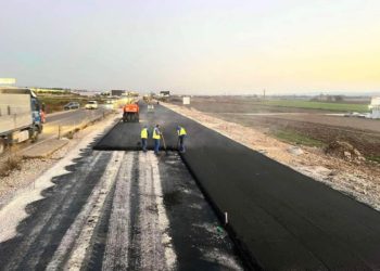 Vazhdon asfaltimi i magjistralës Prishtinë – Mitrovicë , afër fshatit Maxhunaj