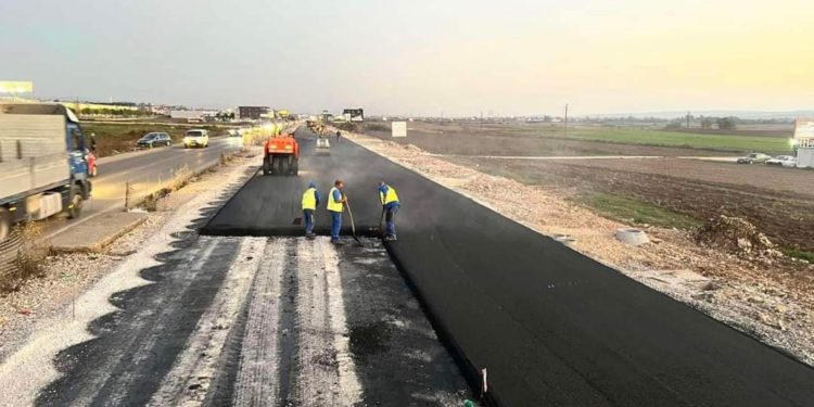 Vazhdon asfaltimi i magjistralës Prishtinë – Mitrovicë , afër fshatit Maxhunaj