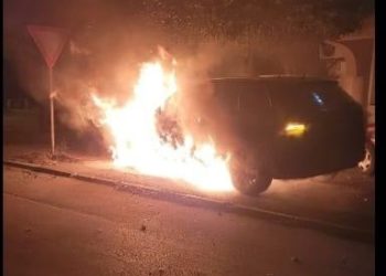 Digjet një veturë në Veri të vendit, qytetari thotë se disa persona ia kanë thyer xhamin e veturës dhe i kanë vënë zjarrin