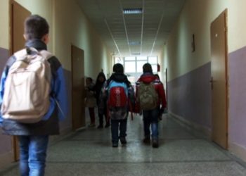 Afër 300 mijë nxënës sot u kthehen bankave shkollore