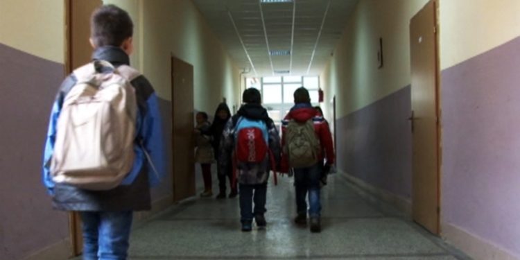 Afër 300 mijë nxënës sot u kthehen bankave shkollore