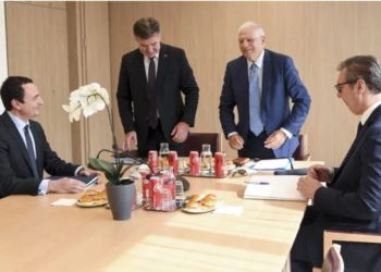 Aleksandër Vuçiq ka ironizuar Albin Kurtin lidhur me kthimin e targave në RKS 👇