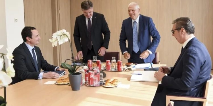 Aleksandër Vuçiq ka ironizuar Albin Kurtin lidhur me kthimin e targave në RKS 👇