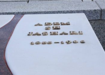 26-vjeçarja e dehur vjedh shkronjat nga varri i komandantit Adem Jashari në Prekaz, arrestohet nga Policia