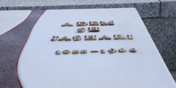 26-vjeçarja e dehur vjedh shkronjat nga varri i komandantit Adem Jashari në Prekaz, arrestohet nga Policia