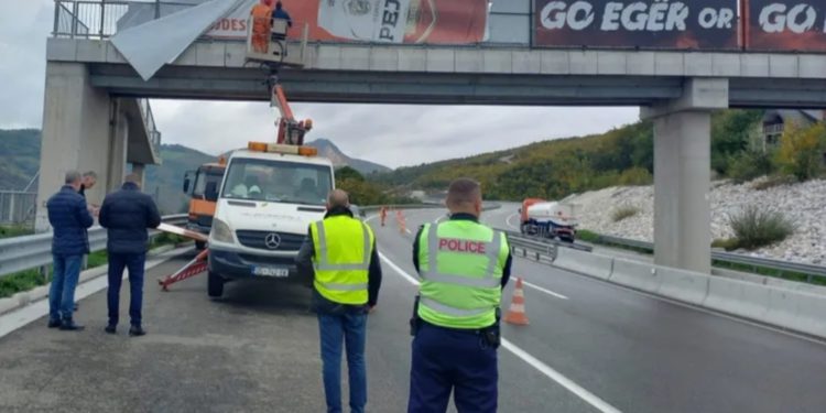 Nis heqja e reklamave në autostradat e Kosovës