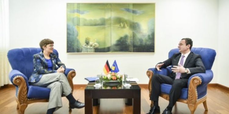 Kurti takon kryediplomaten gjermane: Të mos ketë kushte shtesë për liberalizimin e vizave