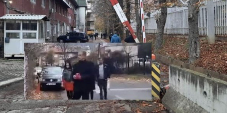 LAJMI I FUNDIT: Policët serbë po i dorëzojnë armët në stacionin policor në veri