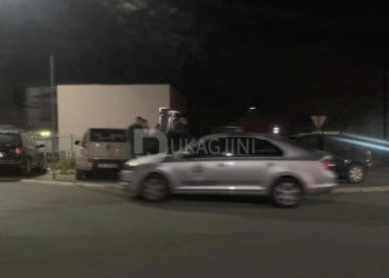 Serbët që dhanë dorëheqje shihen duke  i përdorur veturat zyrtare të policisë