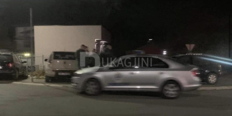 Serbët që dhanë dorëheqje shihen duke  i përdorur veturat zyrtare të policisë
