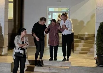 LAJMI I FUNDIT: Tërhiqet nga shtëpia e moshuara që u keqtrajtua nga infermieret