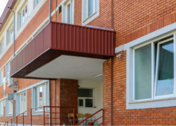 Kameramani që u sulmua në Veri po trajtohet në Spitalin e Mitrovicës, mësohet në çfarë gjendje është