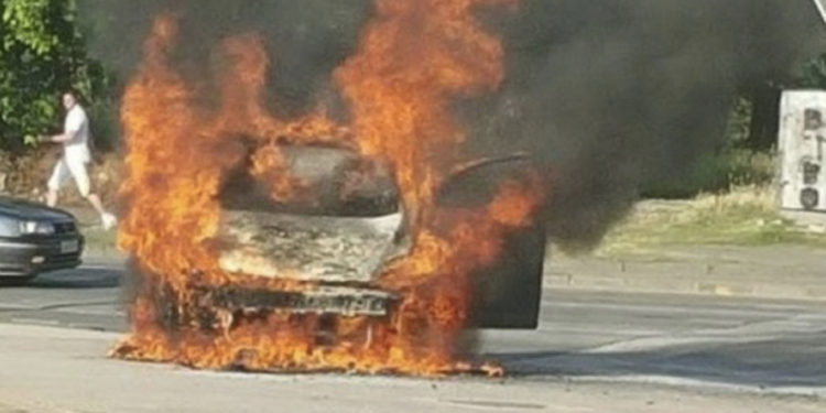 Digjet një veturë me targa RKS në Veri