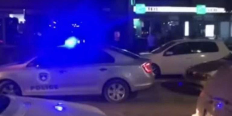 Djali i policit në Mitrovicë plagos veten me armën zyrtare, dërgohet në gjendje të rëndë në QKUK