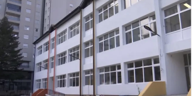 “Askush” nuk dëshiron të bëhet drejtor shkolle në Mitrovicë, dështon sërish konkursi