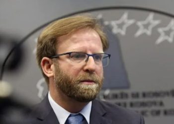 Deputeti i Lëvizjes Vetëvendosje, Haki Abazi, ka kërkuar nga Qeveria e Kosovës të bëjë një hap përpara për daljen nga kriza aktuale në veri.