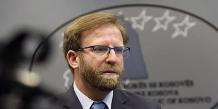 Deputeti i Lëvizjes Vetëvendosje, Haki Abazi, ka kërkuar nga Qeveria e Kosovës të bëjë një hap përpara për daljen nga kriza aktuale në veri.