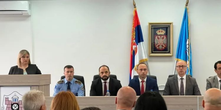 Serbët vendosin të largohen nga institucionet e Kosovës