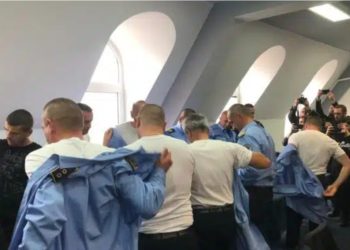 Policët serbë i zhveshin uniformat e Policisë së Kosovës, pas vendimit për bojkotim të institucioneve
