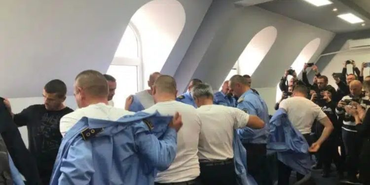 Policët serbë i zhveshin uniformat e Policisë së Kosovës, pas vendimit për bojkotim të institucioneve