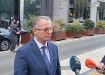 Bislimi udhëton drejt Brukselit, pritet të takohet me Lajçak