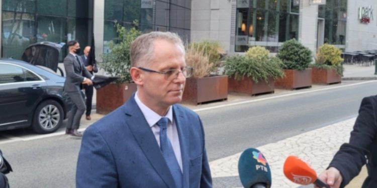 Bislimi udhëton drejt Brukselit, pritet të takohet me Lajçak