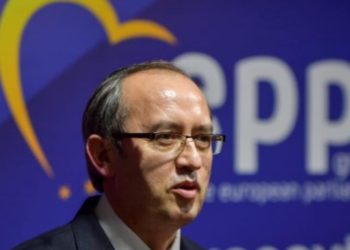 Hoti: ShBA-ja i kërkon Qeverisë të shtyjë vendimin për targat, e këta shkojnë takohen me Petkoviqin në Bruksel