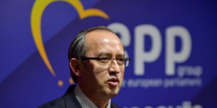 Hoti: ShBA-ja i kërkon Qeverisë të shtyjë vendimin për targat, e këta shkojnë takohen me Petkoviqin në Bruksel